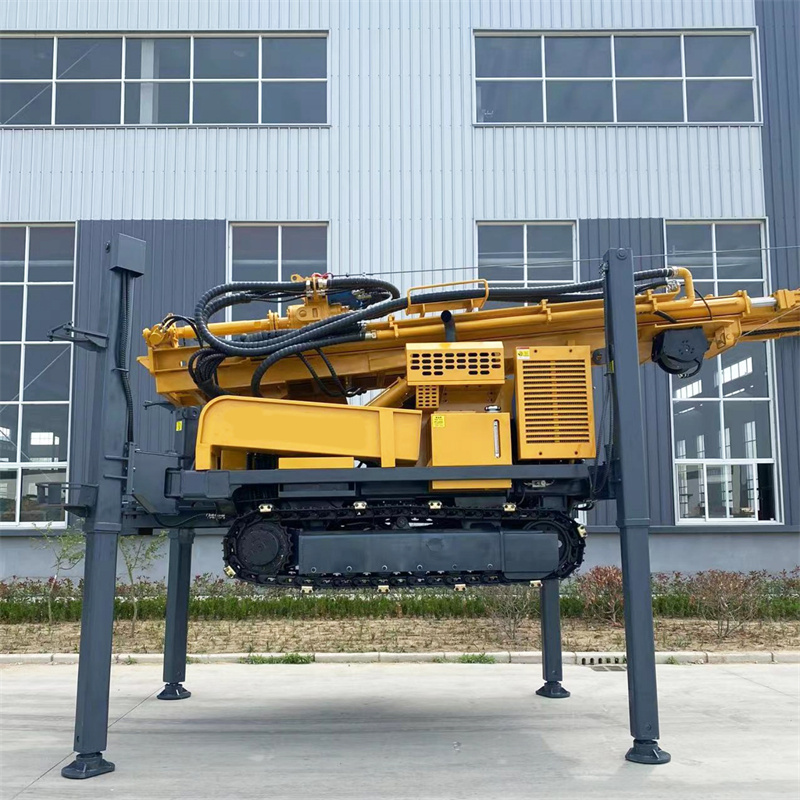 Vista general de la perforadora de pozos de agua sobre orugas con torre telescópica WR500S